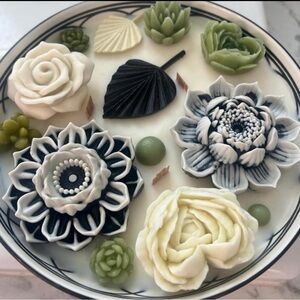 Minimalist Flower Candle Centerpiece
Scent: Saffron & Cedarwood